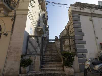 ...al termine della quale si nasconde l�unico accesso al palazzo neogotico, raggiungibile percorrendo la Salita Miramare... 